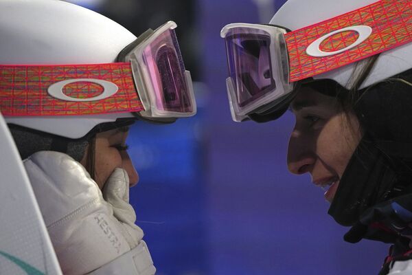 フリースタイルスキー女子モーグルの決勝で会話をする日本の川村あんり選手とフランスのペリーヌ・ラフォン選手（6日） - Sputnik 日本