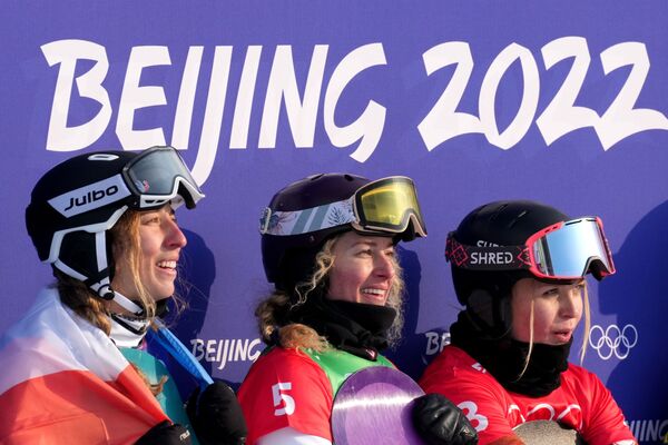 スノーボード女子スノーボードクロスのメダル受賞者。左からフランスのクロエ・トレスプシュ選手（銀）、米国のリンゼイ・ジャコベリス選手（金）、カナダのメリータ・オディン選手（銅）（9日） - Sputnik 日本