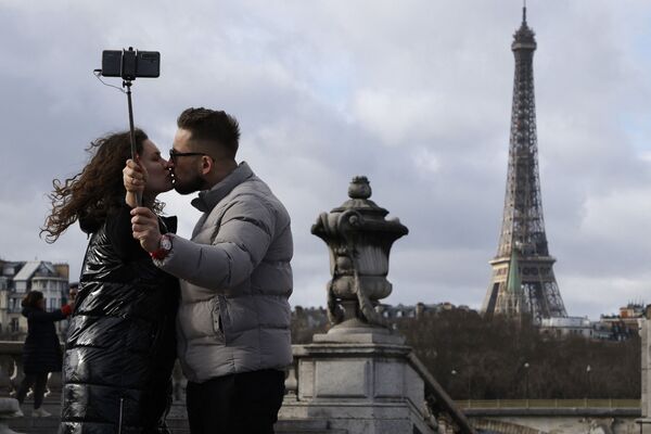 アレクサンドル3世橋で記念写真を撮るカップル（フランス・パリ） - Sputnik 日本