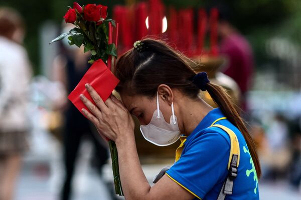 恋愛の聖地とされる「トリムルティ神社」で、赤いバラを手に参拝する女性（タイ・バンコク） - Sputnik 日本
