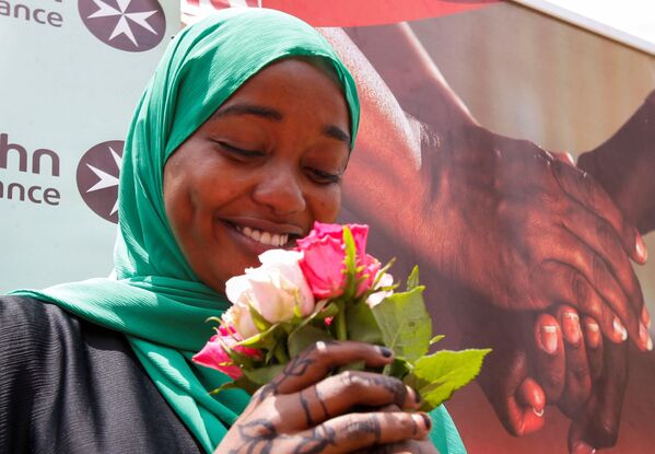 献血後にもらったバラの花を手にする女性（ケニア・ナイロビ） - Sputnik 日本