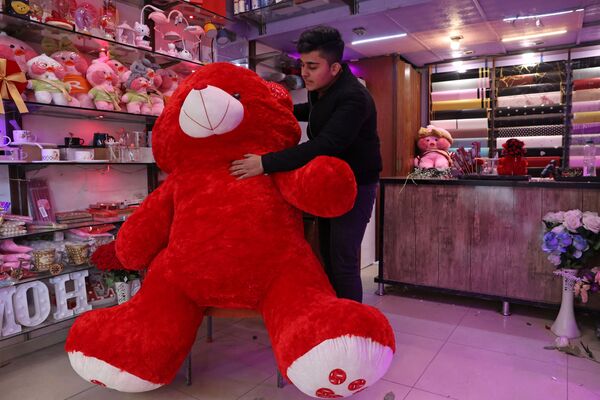 店でバレンタインデーの準備をする男性（シリア・イドリブ県） - Sputnik 日本