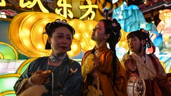 元宵節を迎え、漢服を着て豫園（よえん）を訪れた女性ら（中国・上海、15日） - Sputnik 日本