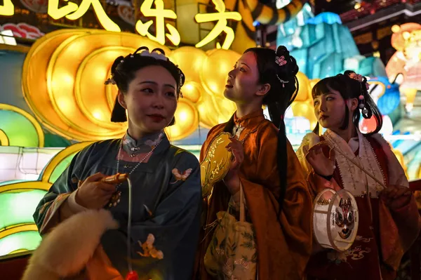 元宵節を迎え、漢服を着て豫園(よえん)を訪れた女性ら(中国・上海、15日) 元宵節を迎え、漢服を着て豫園(よえん)を訪れた女性ら(中国・上海、15日) - Sputnik 日本