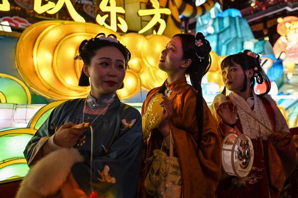 元宵節を迎え、漢服を着て豫園（よえん）を訪れた女性ら（中国・上海、15日） - Sputnik 日本