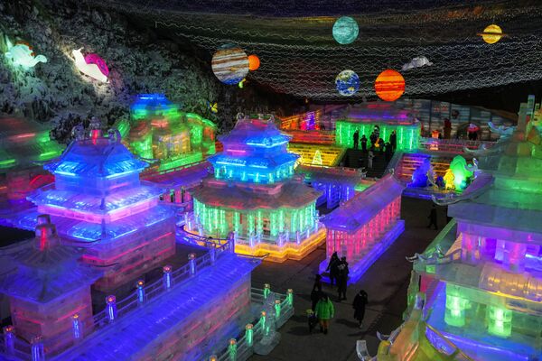 龍慶峡（りゅうけいきょう）氷祭りでライトアップされた氷の彫刻を見る来場者（中国・北京、15日） - Sputnik 日本