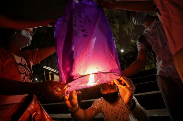 元宵節を祝い、天灯を放つ人々（マレーシア・ポートクラン、15日） - Sputnik 日本