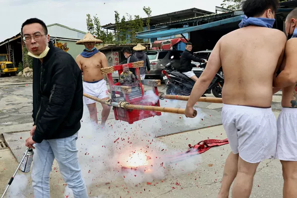 元宵節を祝い、土地公の像を担いで爆竹の上を歩く人々(台湾・台北、15日) 元宵節を祝い、土地公の像を担いで爆竹の上を歩く人々(台湾・台北、15日) - Sputnik 日本