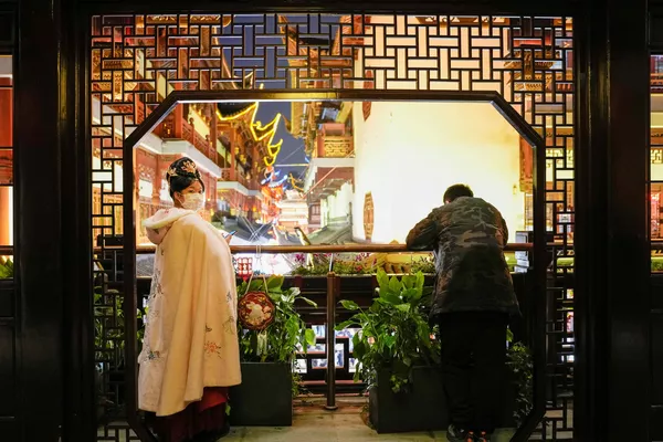 元宵節を迎え、豫園(よえん)を訪れた女性(中国・上海、15日) 元宵節を迎え、豫園(よえん)を訪れた女性(中国・上海、15日) - Sputnik 日本