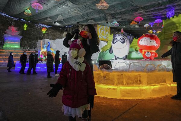 龍慶峡（りゅうけいきょう）氷祭りに訪れた親子（中国・北京、15日） - Sputnik 日本