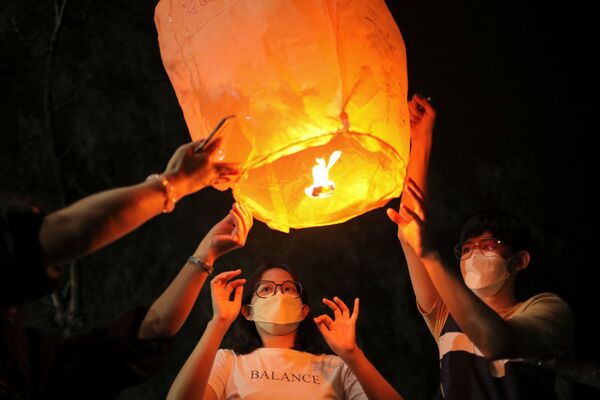 元宵節を祝い、天灯を放つ人々（マレーシア・ポートクラン、15日） - Sputnik 日本