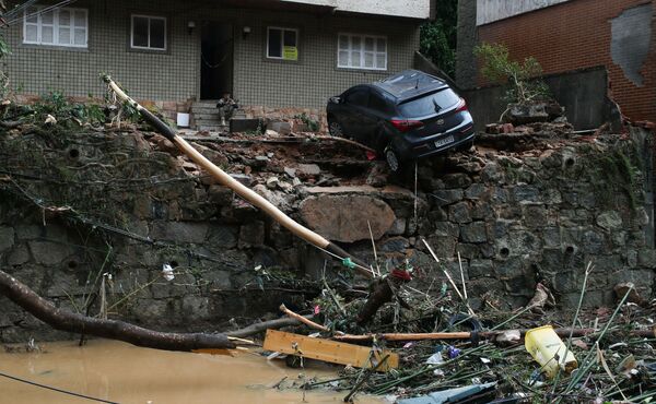 洪水の被害を受けた住宅地に座り込む男性（ブラジル・ペトロポリス、16日） - Sputnik 日本
