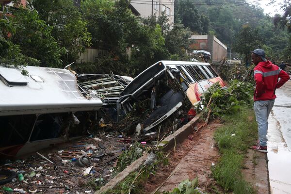 豪雨で破損した公共バス（ブラジル・ペトロポリス、16日） - Sputnik 日本