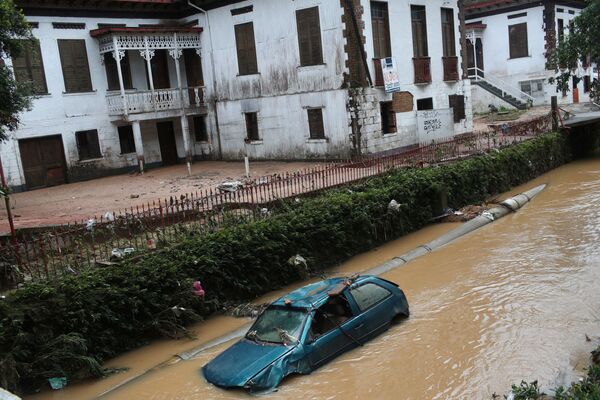 豪雨で増水した川に転落した車（ブラジル・ペトロポリス、16日） - Sputnik 日本