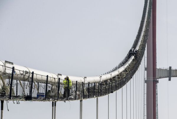 「チャナッカレ1915橋」のメインケーブルで作業する作業員ら - Sputnik 日本