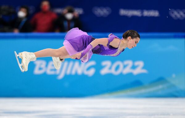 北京五輪フィギュアスケート個人戦・女子シングルのショートプログラムで演技を披露するROC（ロシア）代表のカミラ・ワリエワ選手（中国・北京、15日） - Sputnik 日本