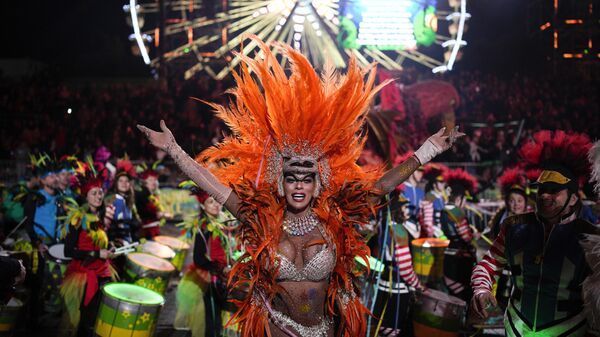 Артистка танцует во время церемонии открытия карнавала в Ницце, на юге Франции - Sputnik 日本