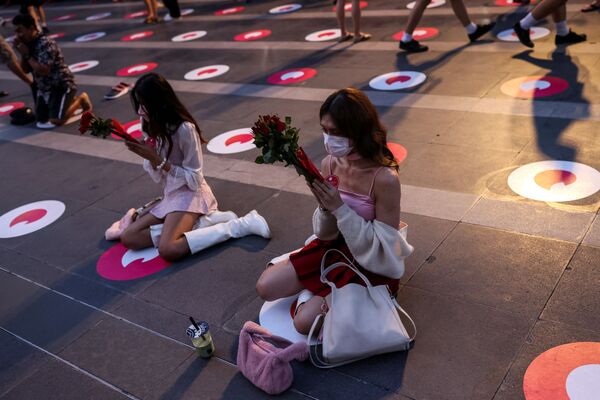 バレンタインデーを迎え、恋愛の聖地とされる「トリムルティ神社」で礼拝する人々（タイ・バンコク、14日） - Sputnik 日本