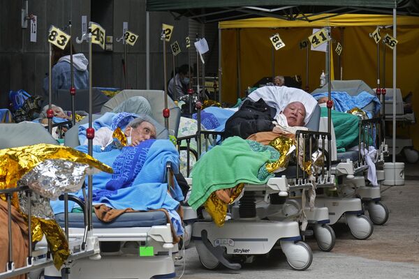 病院の外のベッドに横たわる新型コロナウイルス患者（香港、16日） - Sputnik 日本