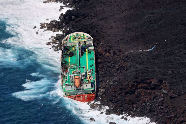 サイクロンの影響で座礁したモーリシャスの石油タンカー（フランス領レユニオン島沖、11日） - Sputnik 日本