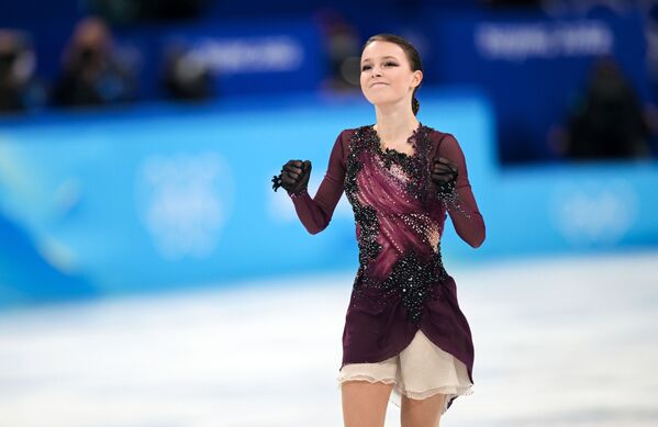 北京五輪フィギュアスケート個人戦・女子シングルのフリースケーティングで演技を披露したROC（ロシア）代表のアンナ・シェルバコワ選手（中国・北京、17日） - Sputnik 日本