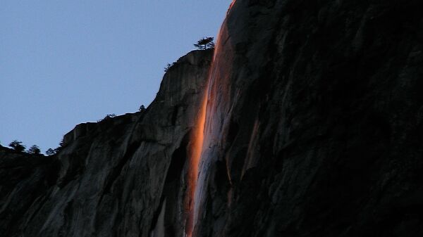 Водопад Лошадиный Хвост в Йосемитском национальном парке в Калифорнии, подсвеченный заходящим солнцем  - Sputnik 日本