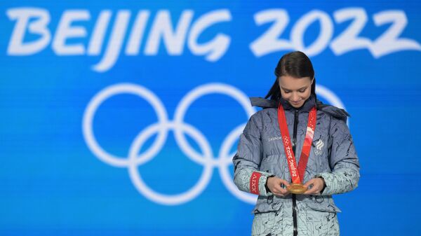 「メダルはとても重い」シェルバコワ、五輪勝利後の感情的消耗やザギトワからのサポートについて語る　 - Sputnik 日本