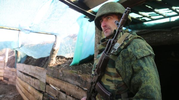 Военнослужащий ДНР на передовой в районе поселка Старомихайловка на западе Донецка - Sputnik 日本