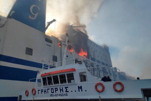 火災が発生した発生した「ユーロフェリー・オリンピア」（ギリシャ・コルフ島沖、18日） - Sputnik 日本