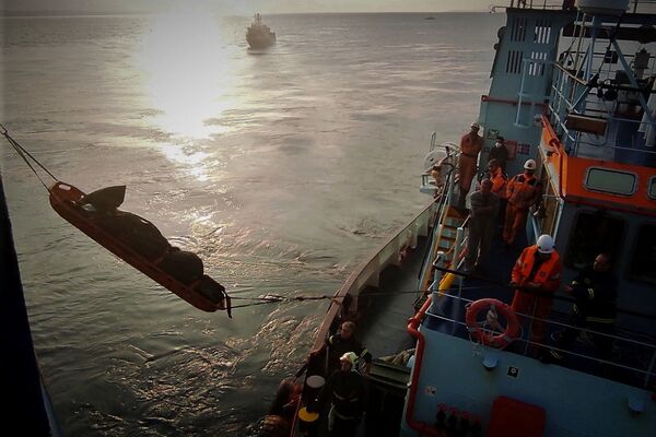 「ユーロフェリー・オリンピア」から犠牲者の遺体を運び出す消防隊員ら（ギリシャ・コルフ島沖、20日） - Sputnik 日本