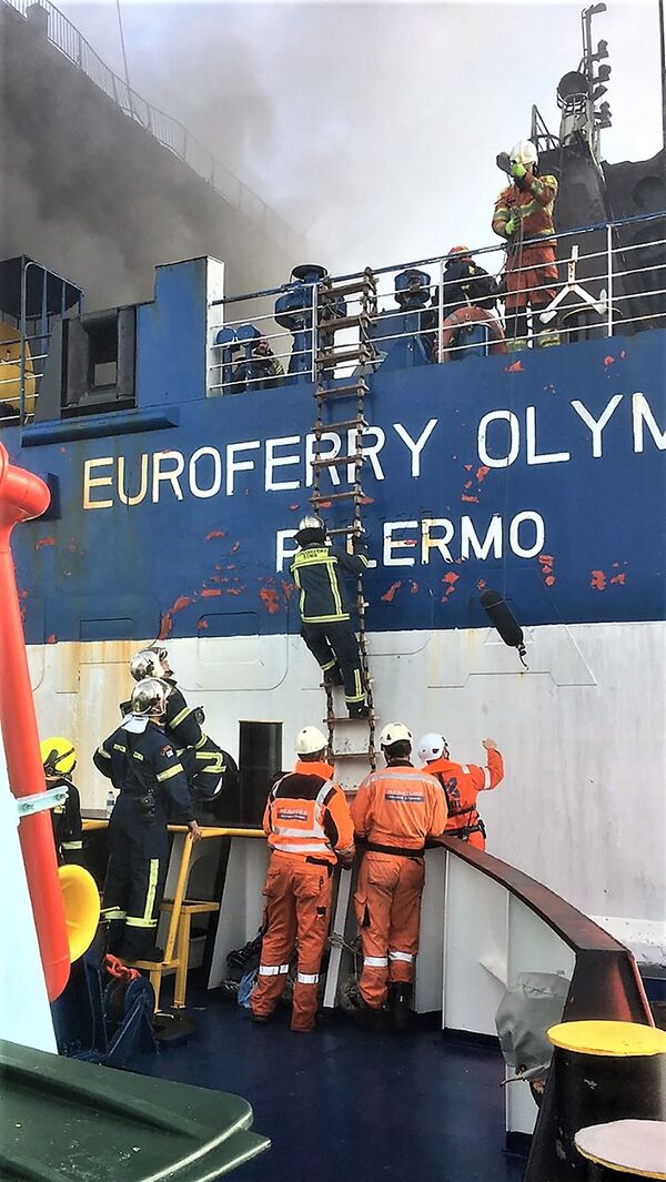 「ユーロフェリー・オリンピア」で作業する消防隊員ら（ギリシャ・コルフ島沖、20日） - Sputnik 日本