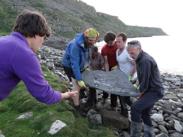 海岸から「Dearc sgiathanach」の化石の一部を運ぶ研究者たち（英スコットランド・スカイ島、2017年5月） - Sputnik 日本