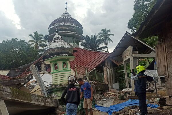地震で倒壊したモスクを眺める人々（インドネシア・西スマトラ州西パサマン県、25日） - Sputnik 日本