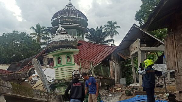 地震で倒壊したモスクを眺める人々（インドネシア・西スマトラ州西パサマン県、25日） - Sputnik 日本