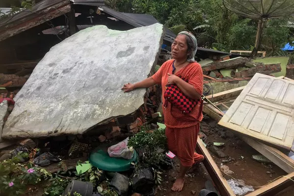地震で倒壊した家の前に立つ女性(インドネシア・西スマトラ州西パサマン県、25日) 地震で倒壊した家の前に立つ女性(インドネシア・西スマトラ州西パサマン県、25日) - Sputnik 日本