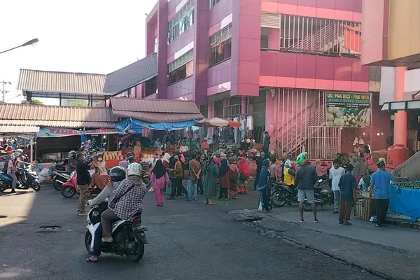 地震発生後、市場から避難した人々(インドネシア・リアウ州プカンバル、25日) 地震発生後、市場から避難した人々(インドネシア・リアウ州プカンバル、25日) - Sputnik 日本
