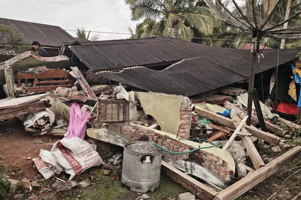 地震で倒壊した家の状況を確認する男性(インドネシア・西スマトラ州タラマウ、25日) 地震で倒壊した家の状況を確認する男性(インドネシア・西スマトラ州タラマウ、25日) - Sputnik 日本