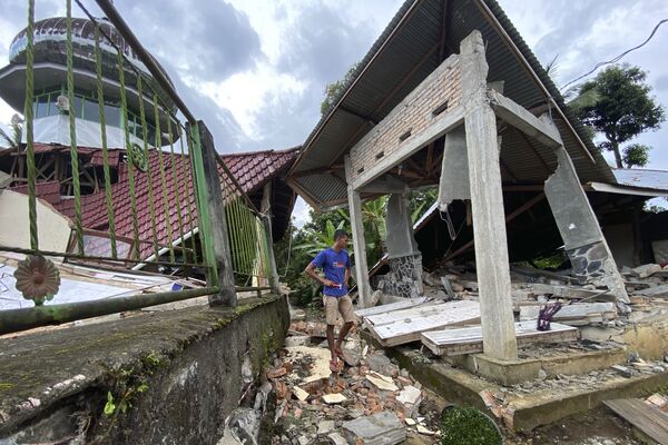 地震で倒壊した家の状況を確認する男性（インドネシア・西スマトラ州タラマウ、25日） - Sputnik 日本