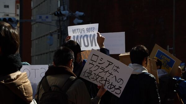 У посольства РФ в Токио прошли антивоенные протесты в связи с ситуацией на Украине - Sputnik 日本