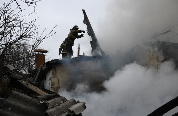 砲撃で破壊された住宅の消火活動をおこなう消防隊員 - Sputnik 日本