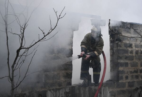 砲撃で破壊された住宅の消火活動をおこなう消防隊員 - Sputnik 日本