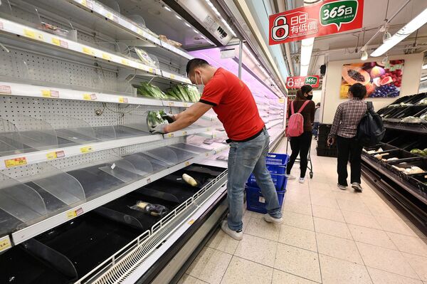 スーパーで空棚に食材を補充する従業員 - Sputnik 日本
