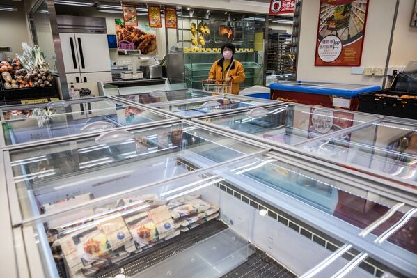 スーパーで買い物をする女性 - Sputnik 日本