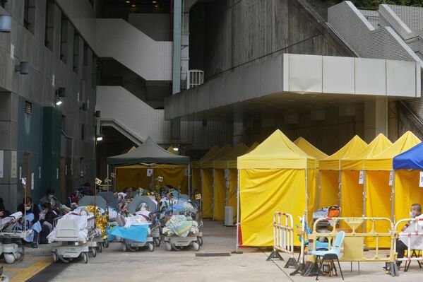 病院の外に置かれたベッドに横たわる新型コロナウイルス感染症患者（25日） - Sputnik 日本