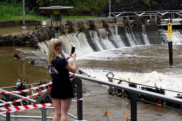 増水したパラマタ川を写真に収める住民（ニューサウスウェールズ州・シドニー、2月23日） - Sputnik 日本