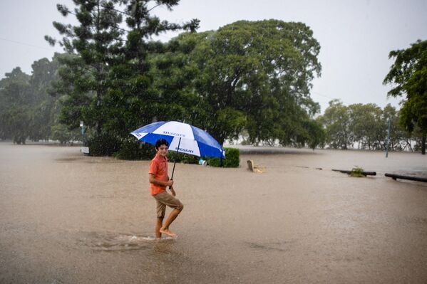 ブリスベン川が氾濫し、冠水した道路をかき分けて歩く住民（クイーンズランド州・ウエストエンド、2月27日） - Sputnik 日本