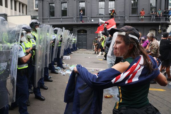 国会議事堂近くで警察と対峙する女性（ニュージーランド・ウェリントン、2日） - Sputnik 日本