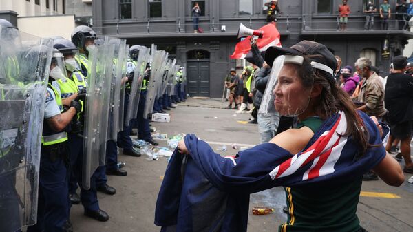 国会議事堂近くで警察と対峙する女性（ニュージーランド・ウェリントン、2日） - Sputnik 日本