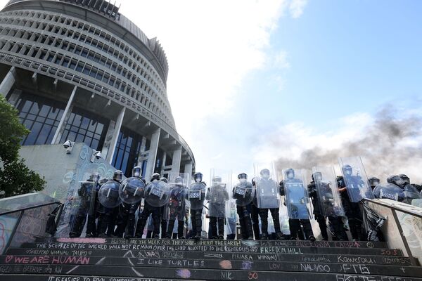デモ隊の排除に動き出す警察（ニュージーランド・ウェリントン、2日） - Sputnik 日本
