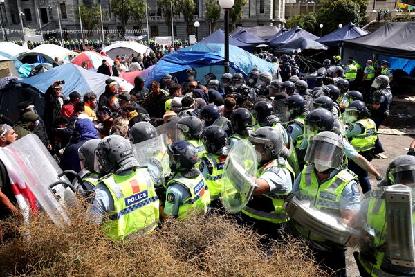 デモ隊を排除する警察（ニュージーランド・ウェリントン、2日） - Sputnik 日本
